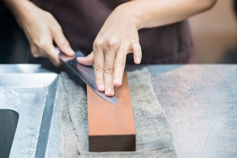 How to sharpen your knife with a whetstone